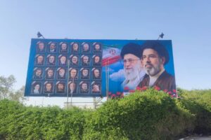 عطر ایثار در ورودی شهرک شهید تندگویان؛ نصب تمثال رهبر شهید و شهدای والامقام جنگ رمضان