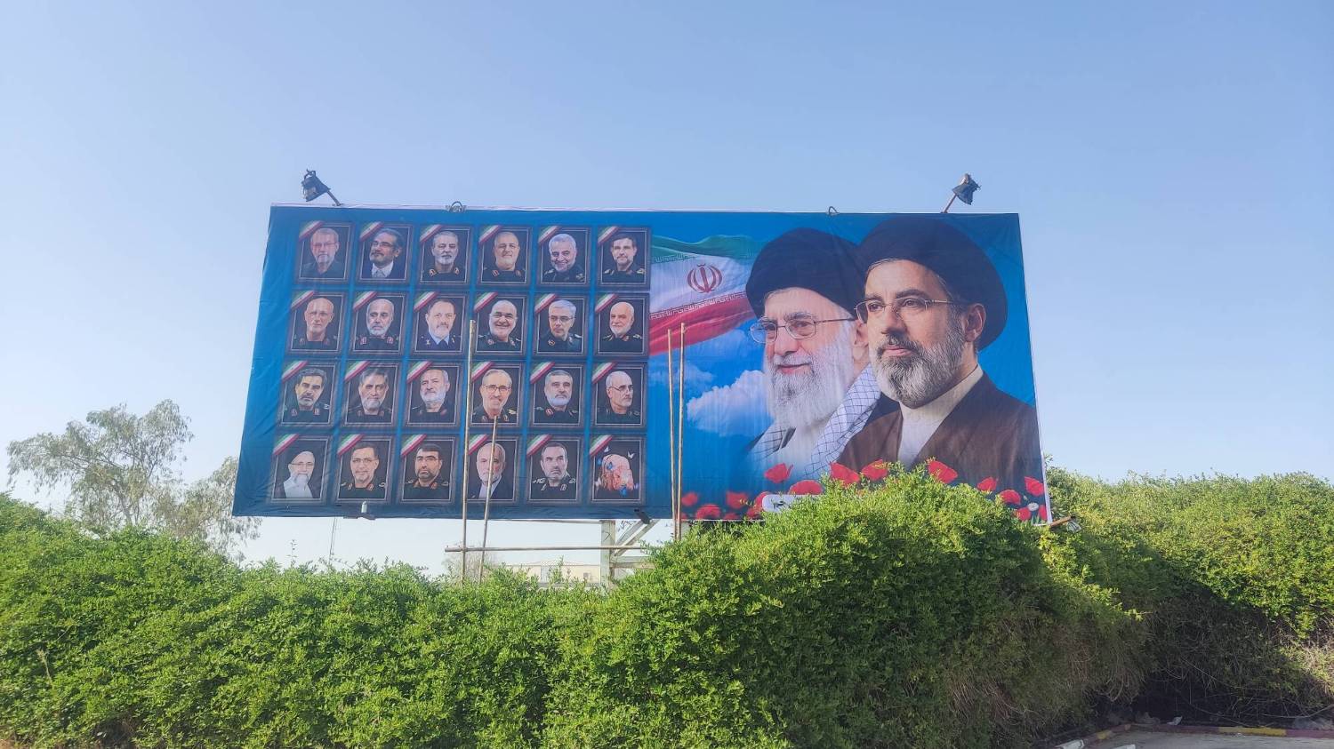 عطر ایثار در ورودی شهرک شهید تندگویان؛ نصب تمثال رهبر شهید و شهدای والامقام جنگ رمضان